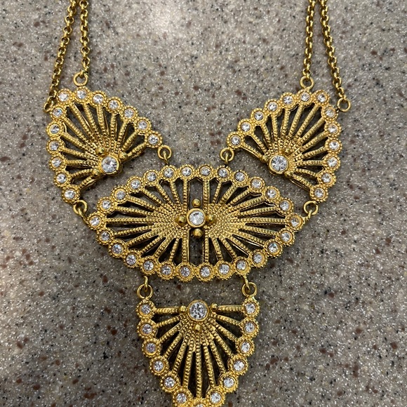 Pretty Necklace - unsure of brand - Picture 2 of 6